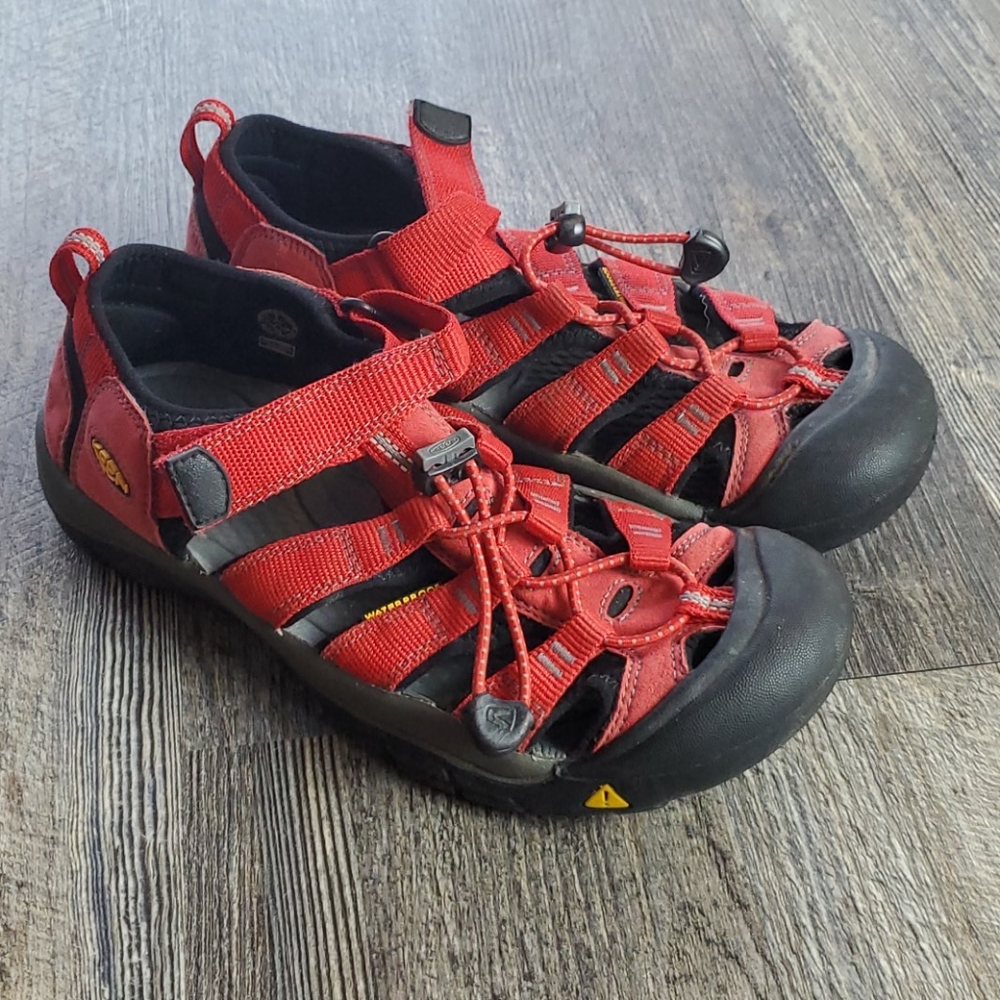 Keen waterproof red velcro sandals women size 5 US
